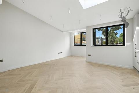 undefined, Buckhurst Mews, Buckhurst Hill IG9