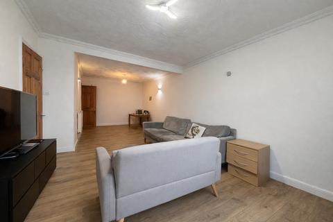 4 bedroom semi-detached house to rent, 4 Bedroom House To Let - HP12
