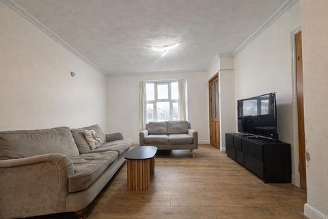 4 bedroom semi-detached house to rent, 4 Bedroom House To Let - HP12
