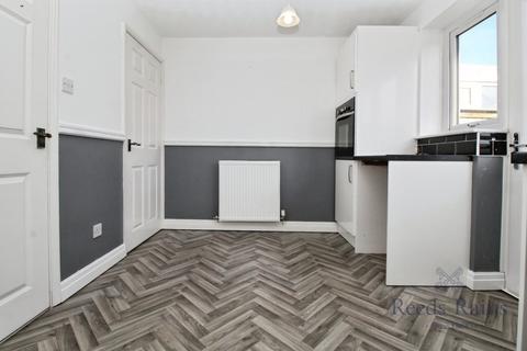 2 bedroom semi-detached house to rent, Llwyn Harlech, Rhyl LL18