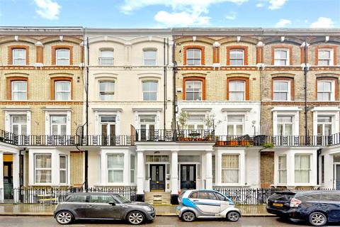Studio to rent, Cheniston Gardens, London W8