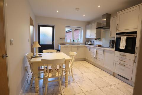 3 bedroom semi-detached house to rent, Spinney Hill, Oakham LE15