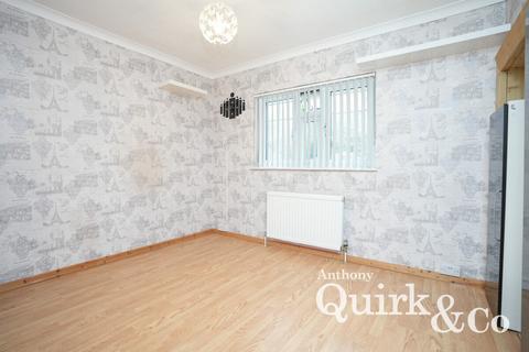 3 bedroom semi-detached house to rent, The Drive, Rochford, SS4