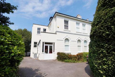 2 bedroom flat to rent, Hales Road GL52