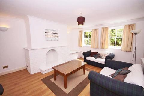 2 bedroom flat to rent, Hales Road GL52
