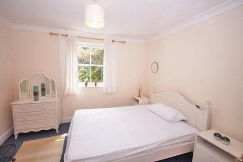 2 bedroom flat to rent, Hales Road GL52