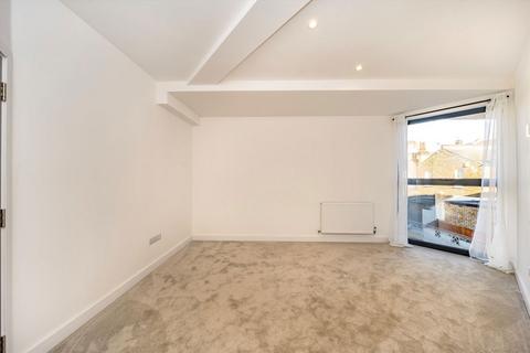 2 bedroom flat for sale, Acacia Road, London