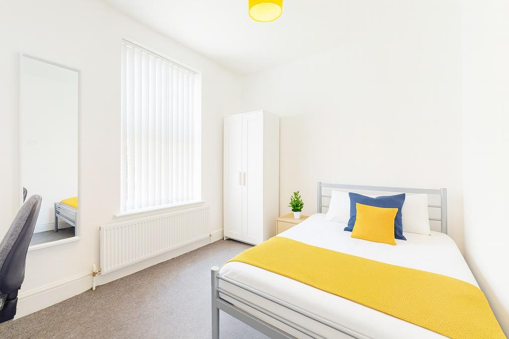 Bright, freshly decorated double bedroom with a...