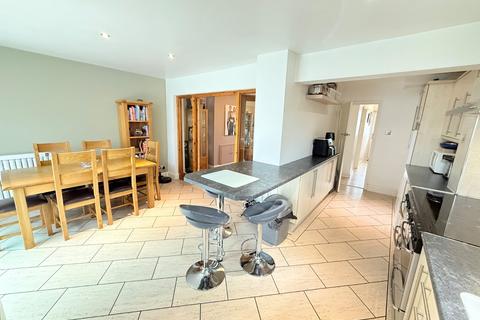 4 bedroom semi-detached house for sale, Wrotham Road, Meopham, Gravesend, Kent, DA13