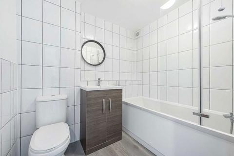 4 bedroom detached house to rent, Mast House Terrace, London E14