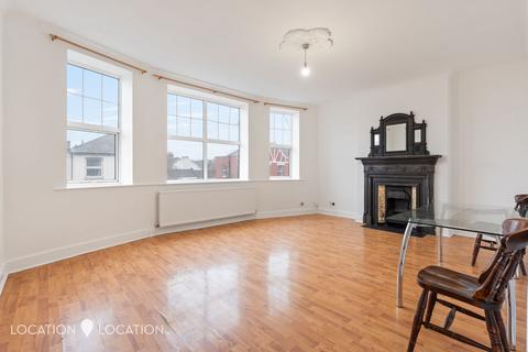 3 bedroom flat to rent, Green Lanes, London, N4