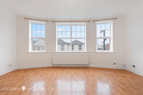 3 bedroom flat to rent, Green Lanes, London, N4