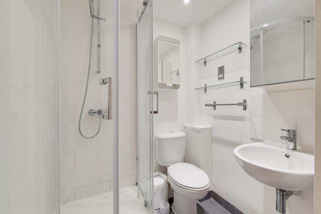 3 Main Ensuite-0