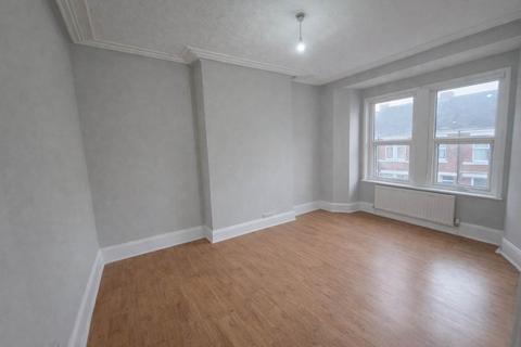 3 bedroom flat to rent, Westbourne Avenue, Gateshead NE8