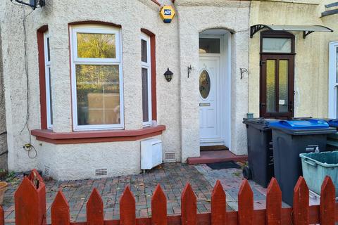 3 bedroom terraced house to rent, Carshalton Road, Mitcham, CR4