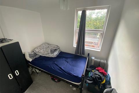 3 bedroom terraced house to rent, Carshalton Road, Mitcham, CR4