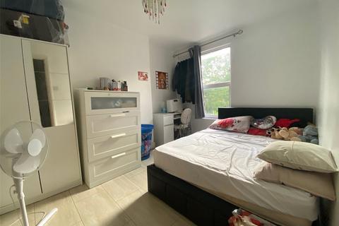 3 bedroom terraced house to rent, Carshalton Road, Mitcham, CR4