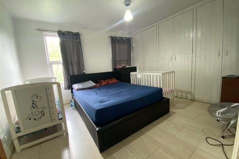 3 bedroom terraced house to rent, Carshalton Road, Mitcham, CR4