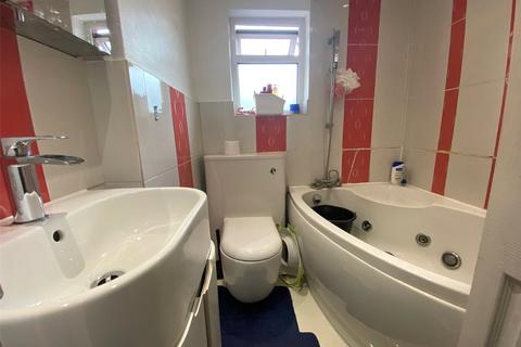 3 bedroom terraced house to rent, Carshalton Road, Mitcham, CR4