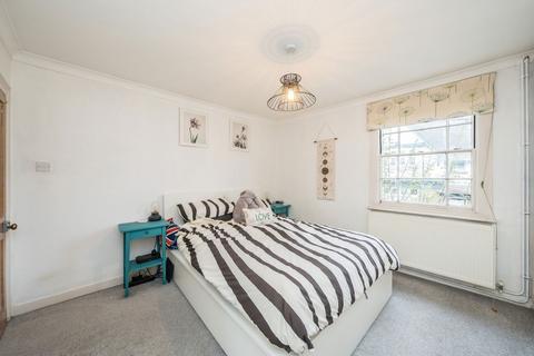 2 bedroom terraced house to rent, Albion Road, Twickenham TW2