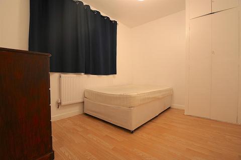 3 bedroom flat to rent, Prusom Street, London E1W