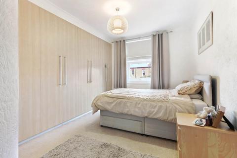 2 bedroom flat for sale, Macdonald Road, London