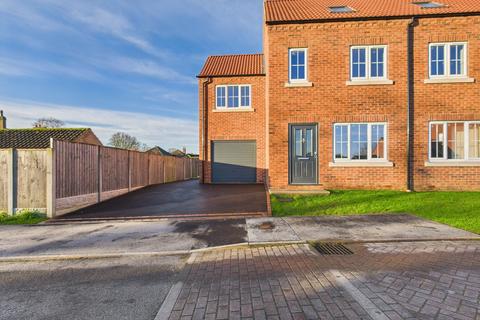 4 bedroom semi-detached house to rent, Saffre Close, Winterton DN15
