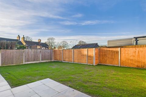 4 bedroom semi-detached house to rent, Saffre Close, Winterton DN15