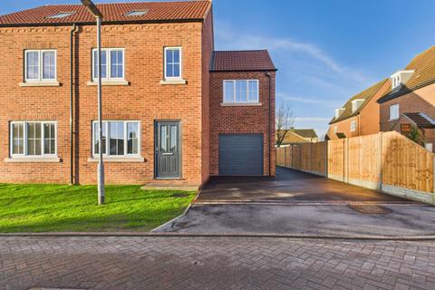 4 bedroom semi-detached house to rent, Saffre Close, Winterton DN15