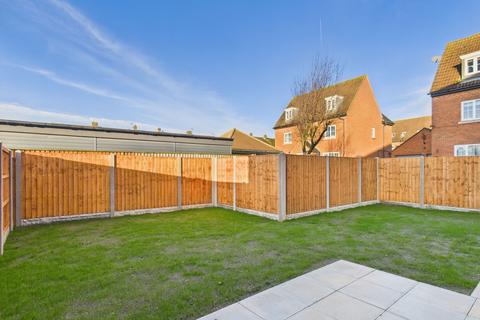 4 bedroom semi-detached house to rent, Saffre Close, Winterton DN15