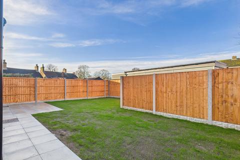 4 bedroom semi-detached house to rent, Saffre Close, Winterton DN15