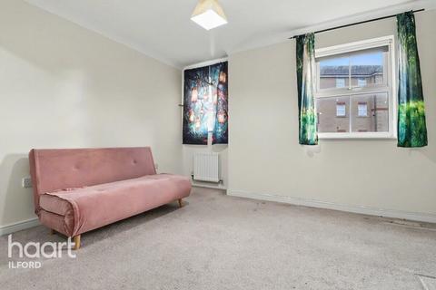 2 bedroom flat to rent, Piper Way, ILFORD
