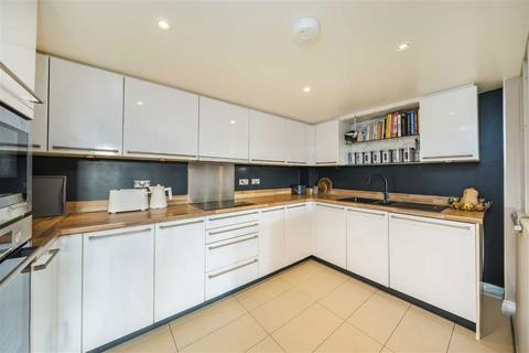 2 bedroom flat for sale, Battersea Park Road, London SW11