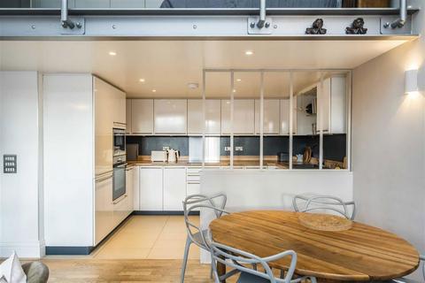 2 bedroom flat for sale, Battersea Park Road, London SW11