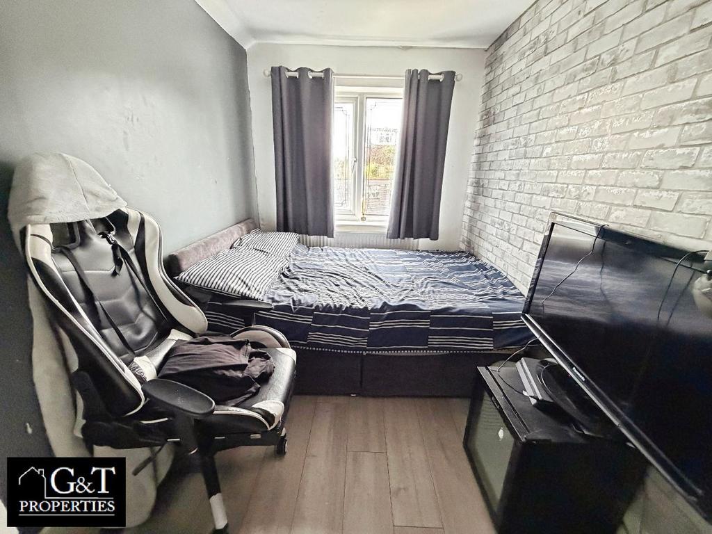 Fourth bedroom
