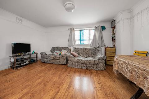 2 bedroom flat for sale, Logan Close, Hounslow, TW4