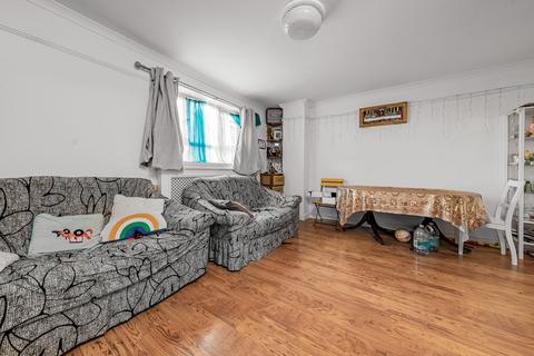 2 bedroom flat for sale, Logan Close, Hounslow, TW4
