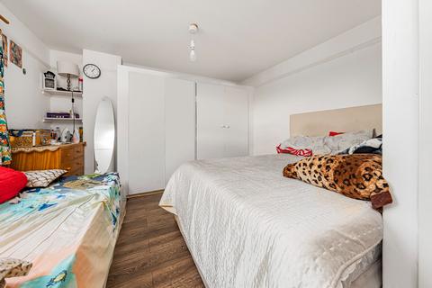 2 bedroom flat for sale, Logan Close, Hounslow, TW4