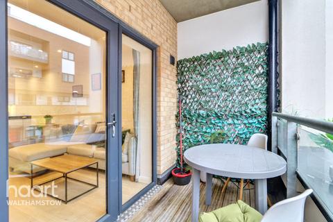 Thornbury Way, London