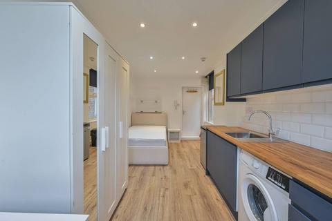 Studio to rent, Kensington High Street, W8, High Street Kensington, London, W8
