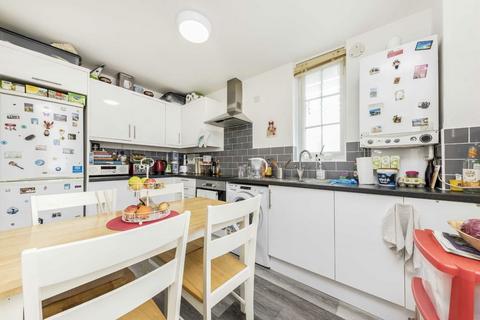 3 bedroom flat to rent, Emlyn Gardens, London W12