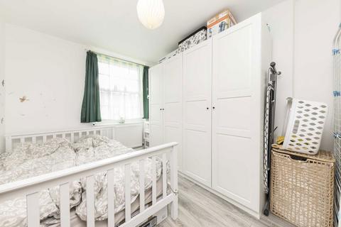 3 bedroom flat to rent, Emlyn Gardens, London W12