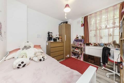 3 bedroom flat to rent, Emlyn Gardens, London W12