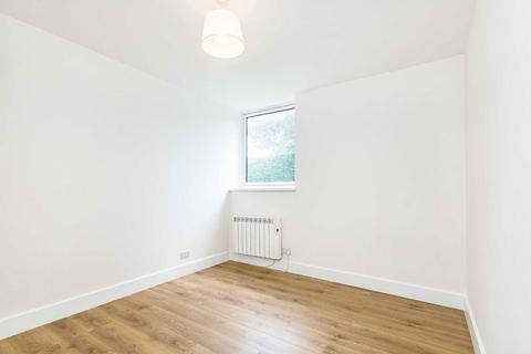 2 bedroom flat to rent, Greenlaw Court, London W5