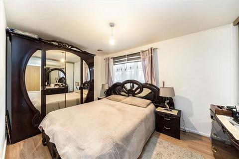 3 bedroom house to rent, Pear Close, London SE14