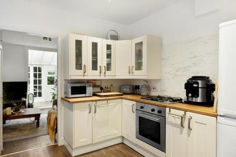 2 bedroom flat for sale, Cathles Road, London