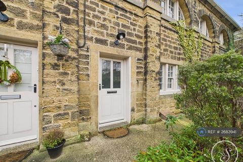2 bedroom terraced house to rent, The Avenue, Harewood, Leeds, LS17