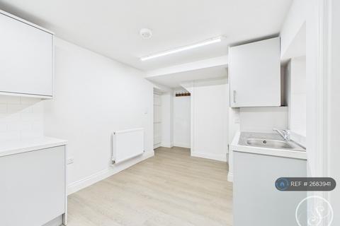 2 bedroom terraced house to rent, The Avenue, Harewood, Leeds, LS17