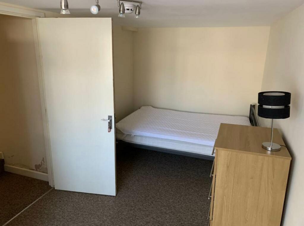 A cozy double bedroom with ample space for pers...
