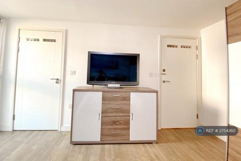 1 bedroom in a flat share to rent, Roma Corte, London, SE13